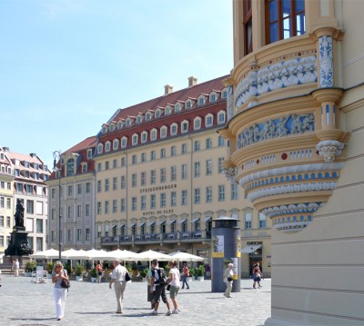 das Kinderfries am Erker der Schützresidenz - Frauenstraße / Ecke Neumarkt