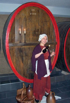 Meißner Schankmagd alias Walfriede Hartmann in „Bischof Benno und die Weinmagd - Wein und Weingeschichten“, Fotoquelle: Winzergenossenschaft Meißen