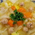 Teller Weißkohleintopf mit Hackfleischbällchen.