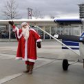 Weihnachtsmann Flughafen Dresd